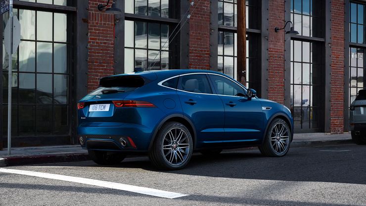 Jaguar E‑PACE R-DYNAMIC HSE в цвете Bluefire Blue.